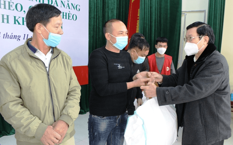1.000 áo phao cứu sinh đa năng đến với ngư dân nghèo tại Thanh Hóa