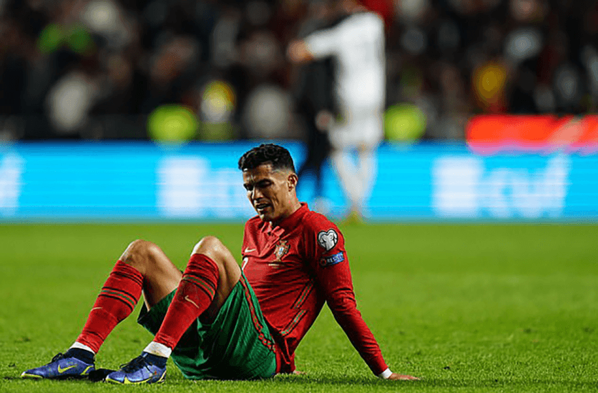 Ronaldo và huấn luyện viên Santos hứng “mưa chỉ trích" sau thất bại trước Serbia