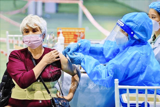 Rút ngắn mũi tiêm thứ 2 vắc xin AstraZeneca xuống 4 tuần, chuyên gia nói gì?