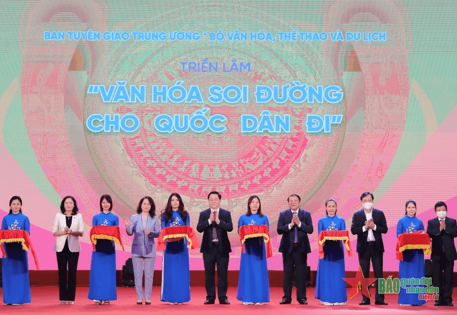 Khai mạc triển lãm “Văn hóa soi đường cho quốc dân đi”