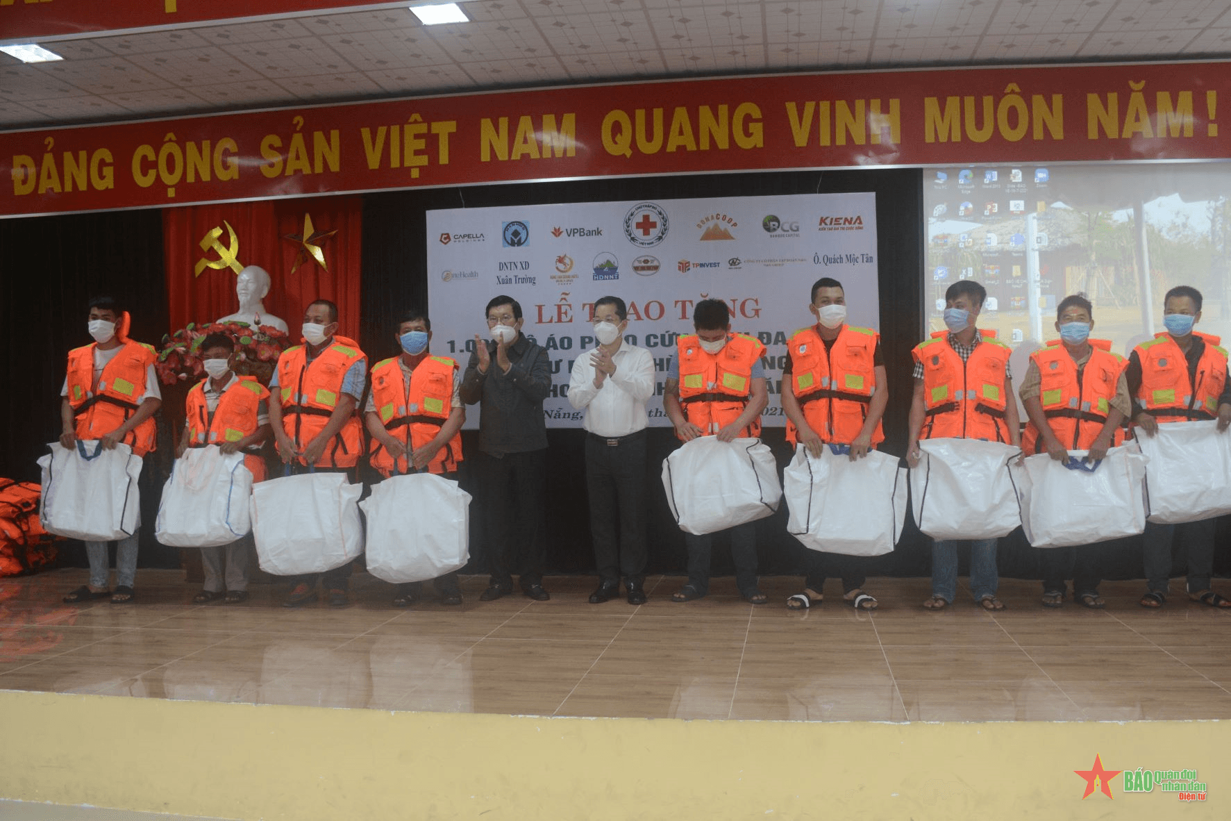 Nguyên Chủ tịch nước Trương Tấn Sang trao áo phao cứu sinh đa năng tặng ngư dân có hoàn cảnh khó khăn