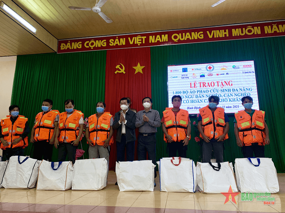 Đồng chí Trương Tấn Sang trao áo phao cứu sinh đa năng tặng ngư dân Bình Định