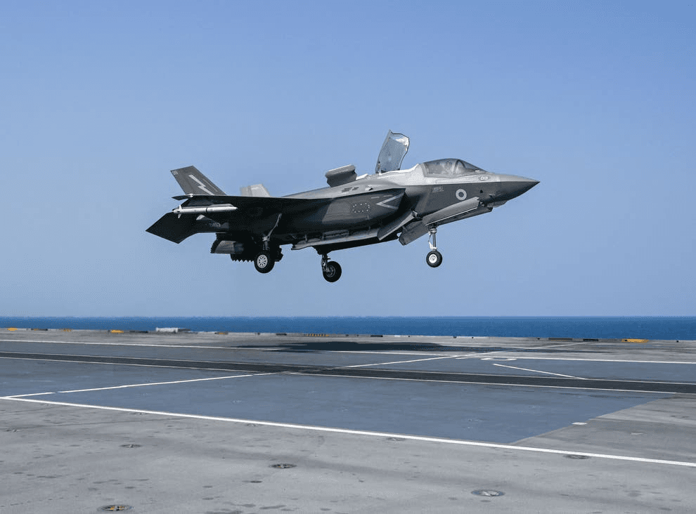 Vì sao F-35 của Không quân Hoàng gia Anh lao xuống biển?
