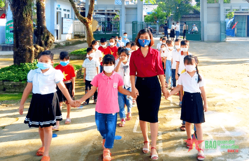 Mẹ của em ở trường!