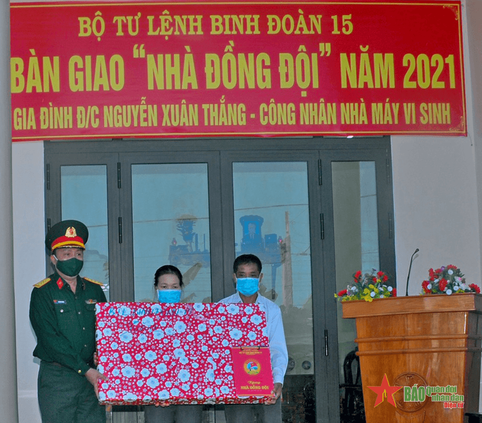 Binh đoàn 15 trao tặng “Nhà đồng đội” cho công nhân