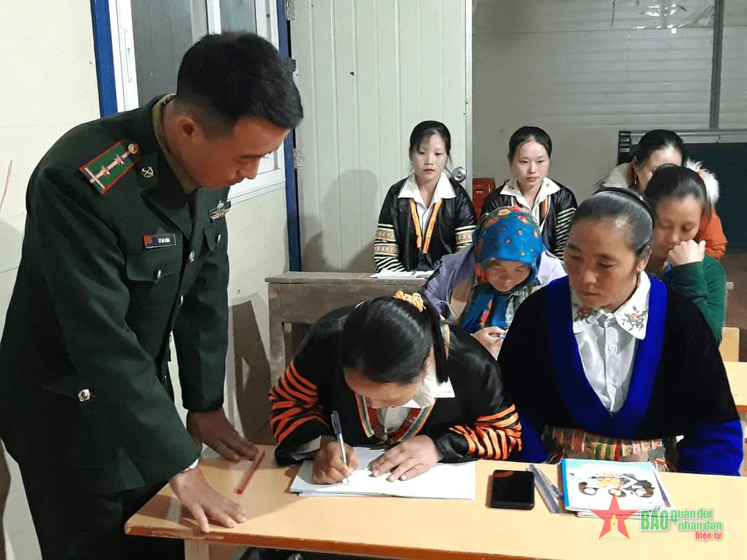 Đem cái chữ cho đồng bào trên biên giới