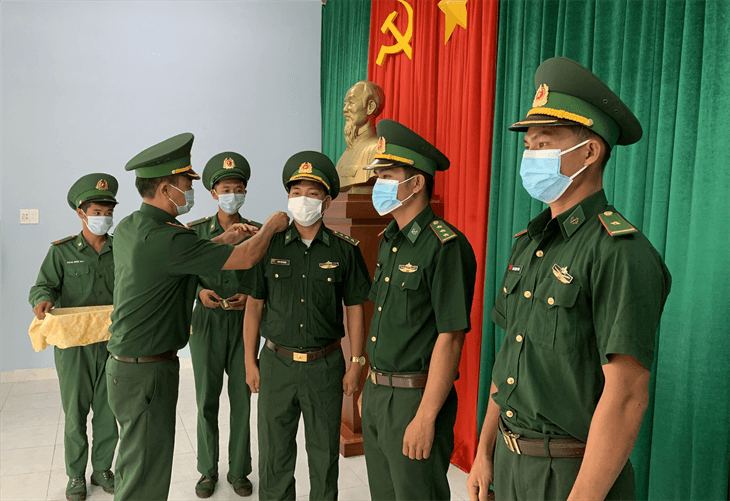 Quy định về phong, thăng quân hàm đối với sĩ quan hiện nay ra sao?