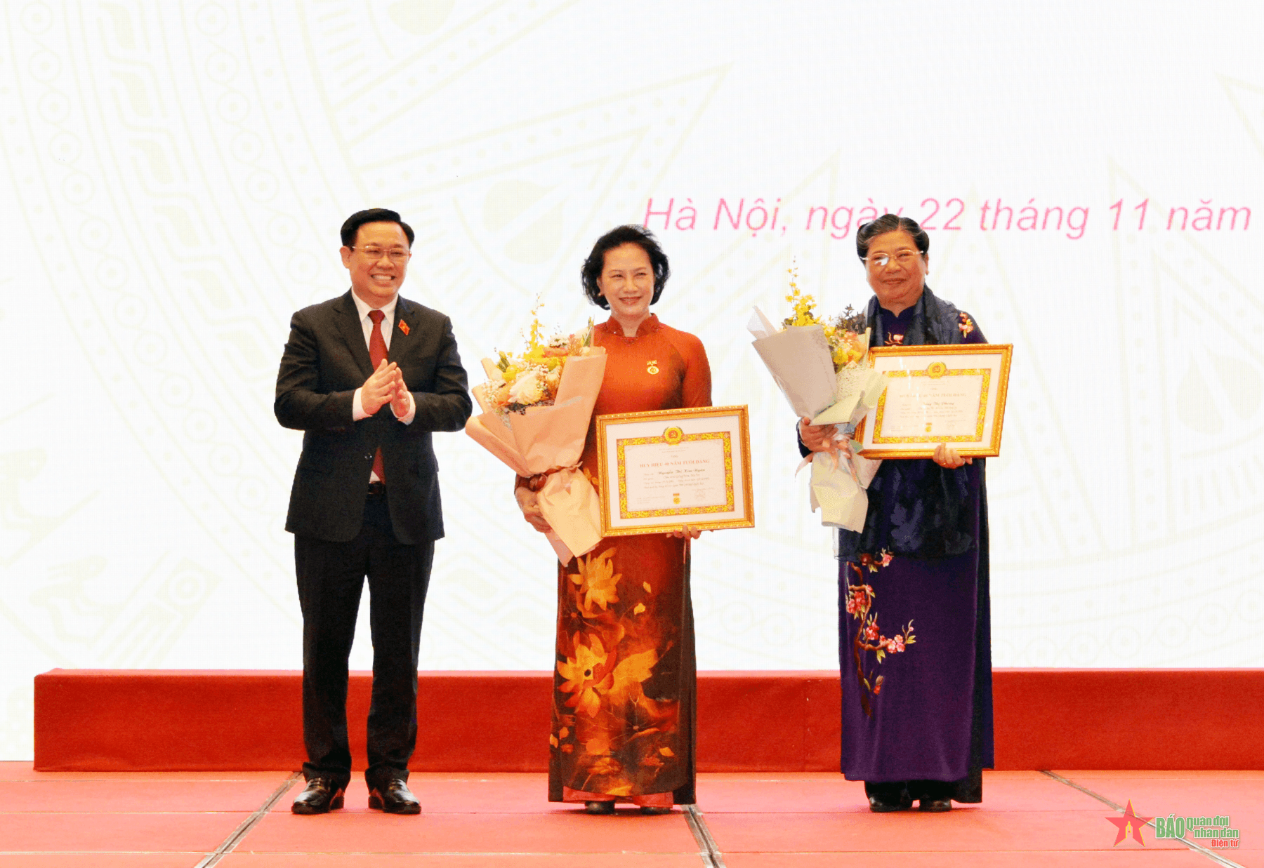 Trao Huân chương tặng 32 đại biểu Quốc hội chuyên trách khóa XIV