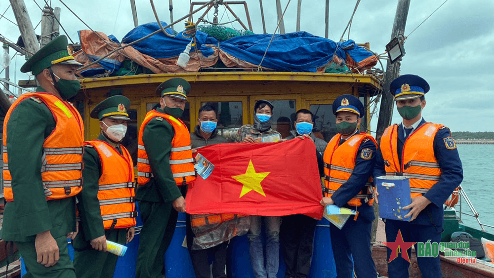 Tuyên truyền chống khai thác hải sản bất hợp pháp, không theo quy định và không báo cáo cho ngư dân