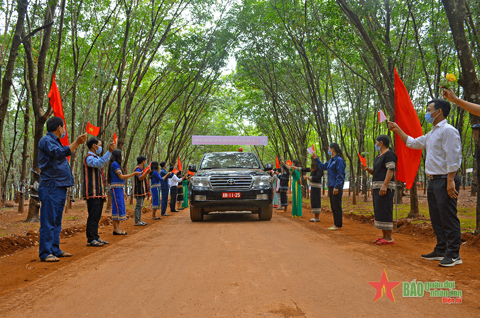 Binh đoàn 15 nghiệm thu, khánh thành đường giao thông nông thôn