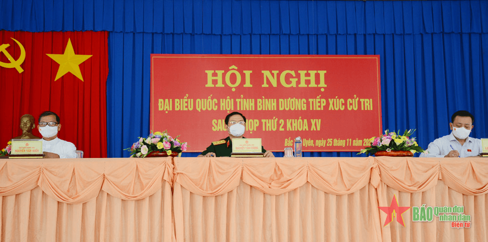 Thượng tướng Nguyễn Tân Cương tiếp xúc cử tri tại Bình Dương