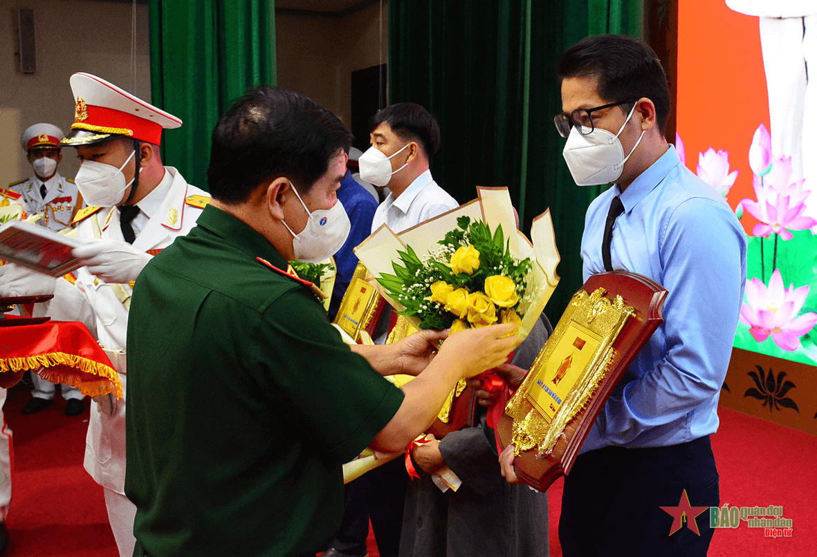 Bộ tư lệnh TP Hồ Chí Minh tôn vinh 107 tập thể, cá nhân đồng hành trong phòng, chống dịch