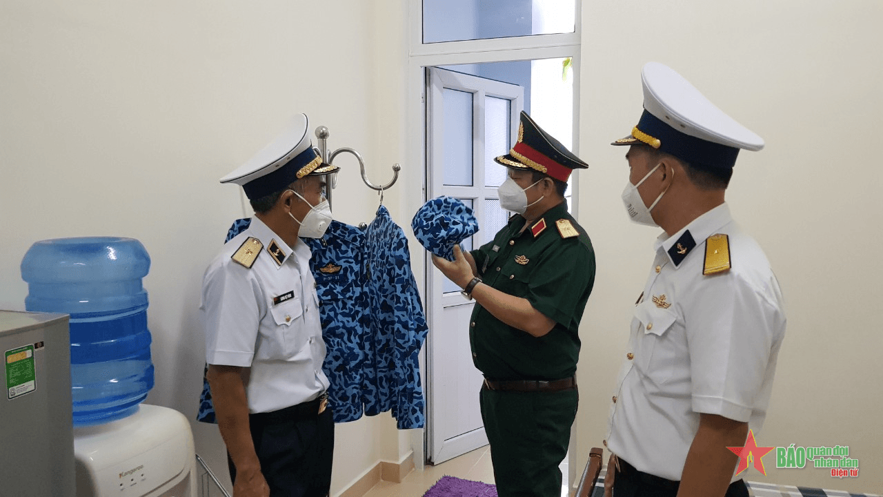 Chấm thi “Doanh trại chính quy, xanh, sạch, đẹp” tại Lữ đoàn Tàu ngầm 189