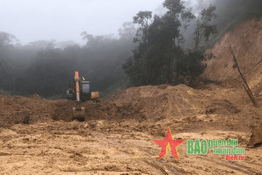 Mưa lớn gây sạt lở đất, đá trên đèo Khánh Lê và đèo Cù Hin
