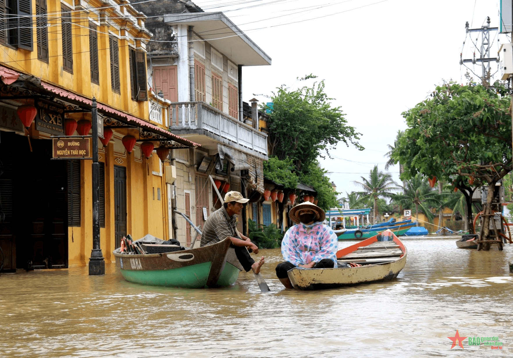 Hội An lại ngập sâu, người dân chèo thuyền trong phố cổ