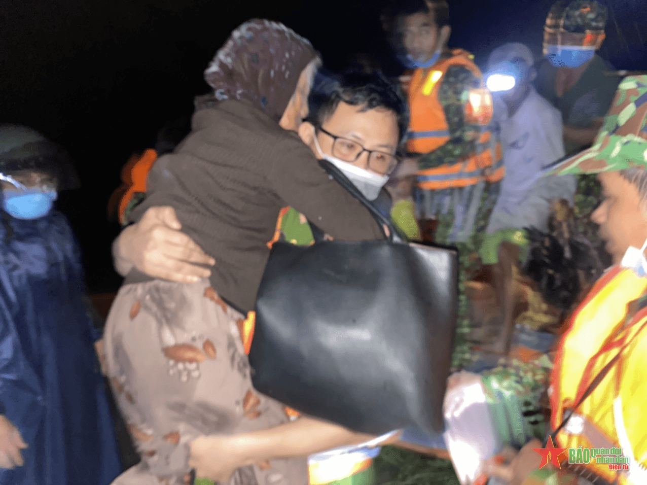 Trắng đêm cứu dân trong lũ dữ ở Phú Yên