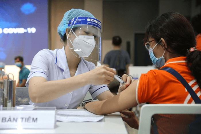 Phản ứng phụ của trẻ em sau tiêm vắc xin Covid-19 khác gì so với người lớn?