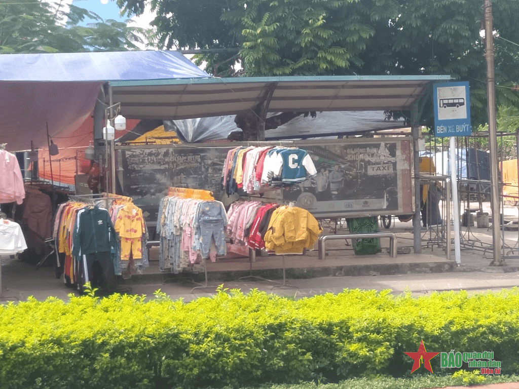 Nhà chờ xe buýt thành nơi bày bán quần áo