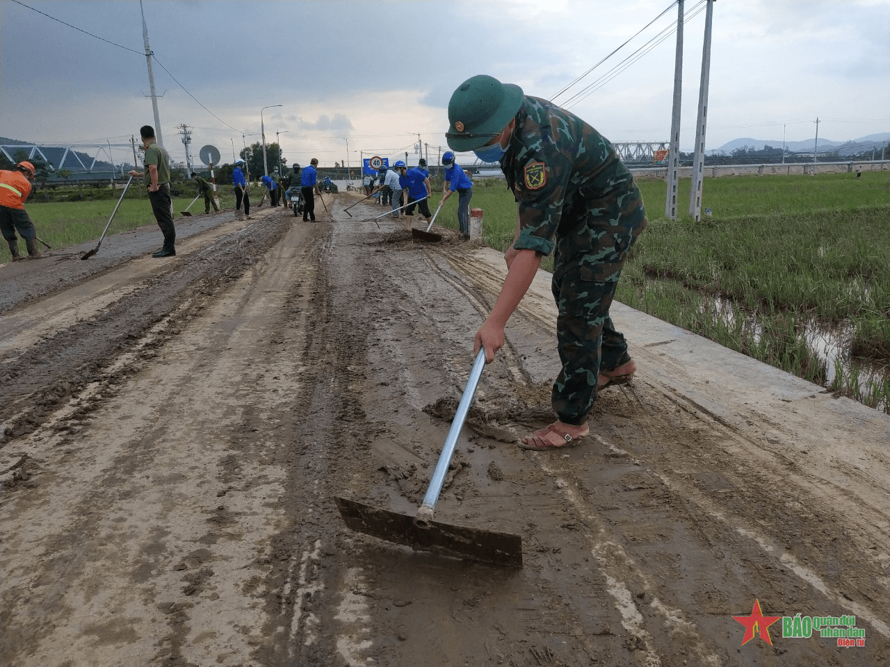 Nghĩa tình quân - dân sau lũ dữ