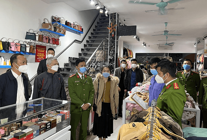 Vợ chồng chủ shop quần áo làm nhục nữ sinh tại Thanh Hóa bị khởi tố