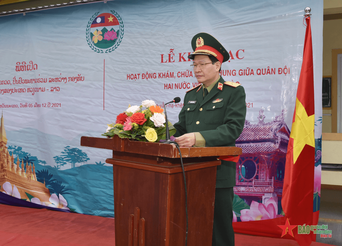 Quân đội nhân dân Việt Nam và Lào khám chữa bệnh miễn phí cho người dân khu vực biên giới