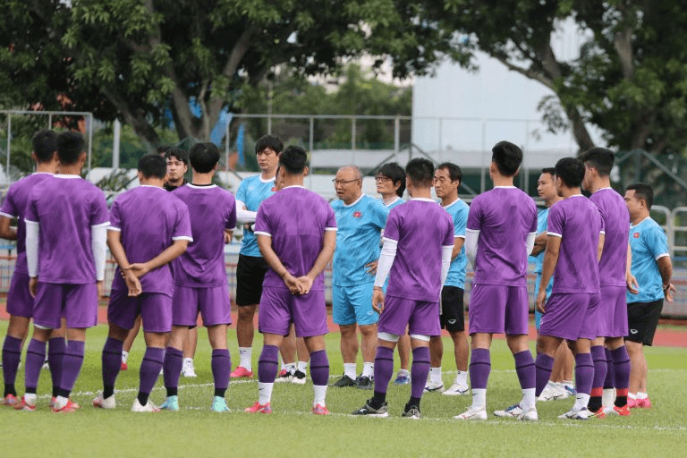 19 giờ 30 phút ngày 6-12, trận Việt Nam-Lào: Tâm thế “quân vương”