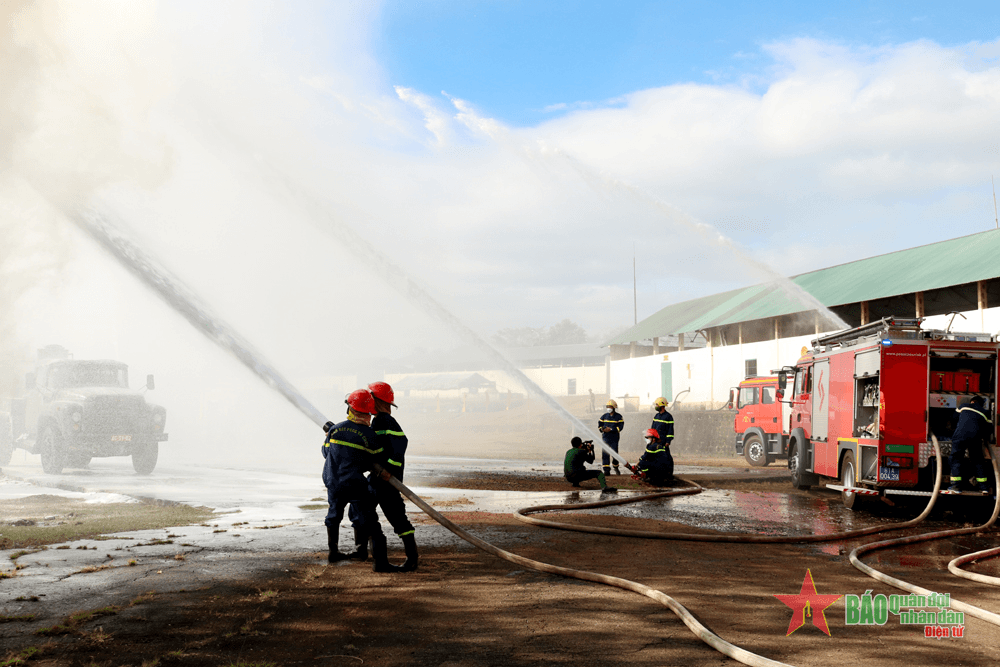 Quân đoàn 3 luyện tập thực hành chữa cháy kho xăng dầu
