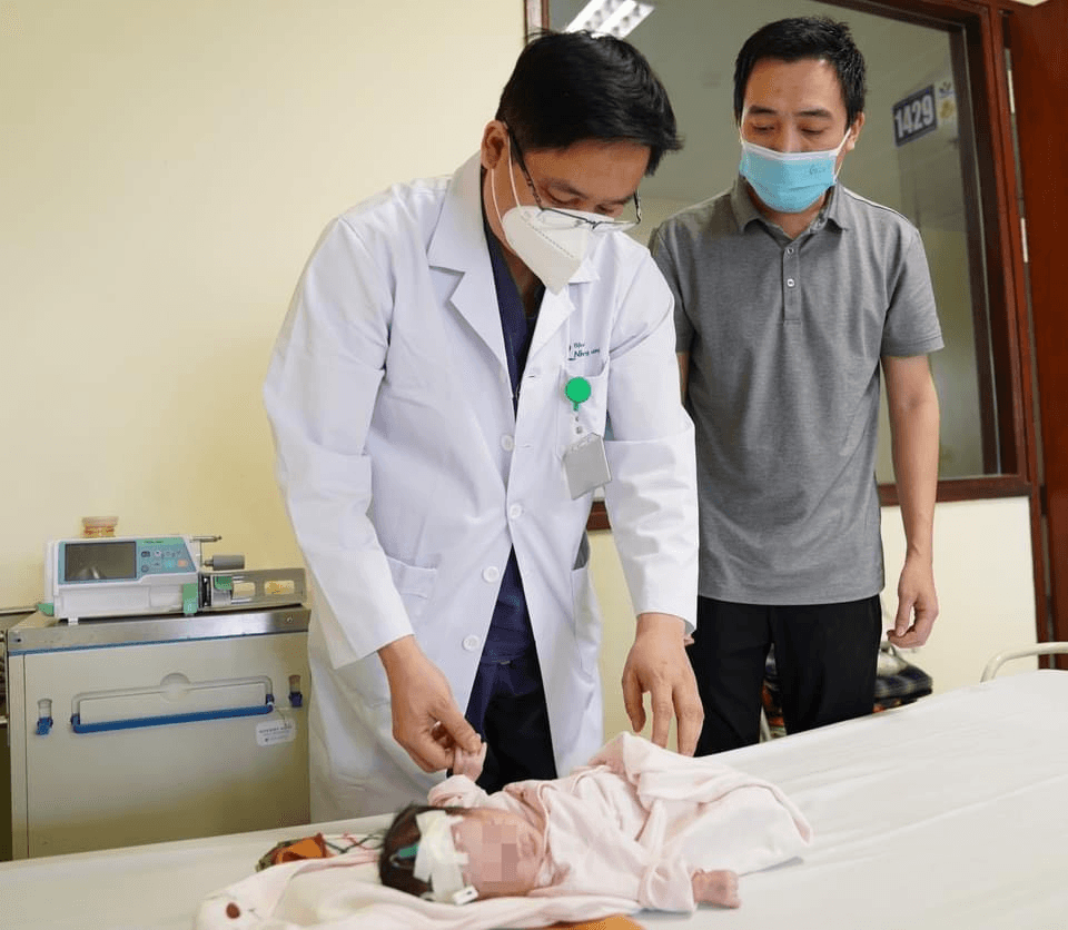 Cắt bỏ thành công khối u bạch huyết cho bệnh nhi 10 ngày tuổi