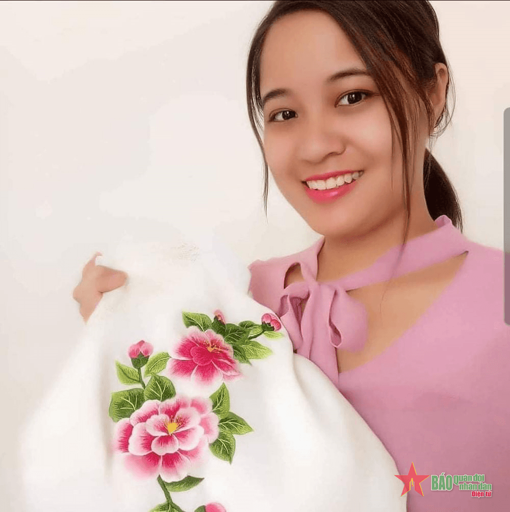 Lan tỏa nghề thêu bằng cách dạy online