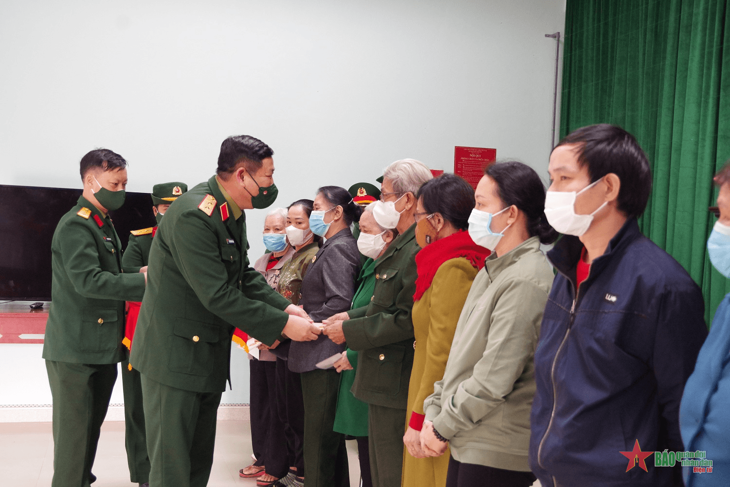 Đoàn công tác Bộ Tổng Tham mưu thăm, tặng quà đối tượng chính sách