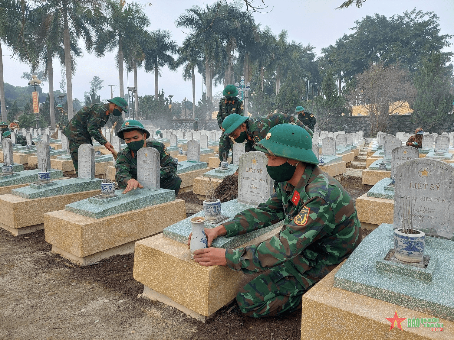 100 cán bộ, chiến sĩ Sư đoàn 324 tham gia tôn tạo Nghĩa trang Liệt sĩ quốc tế Việt - Lào