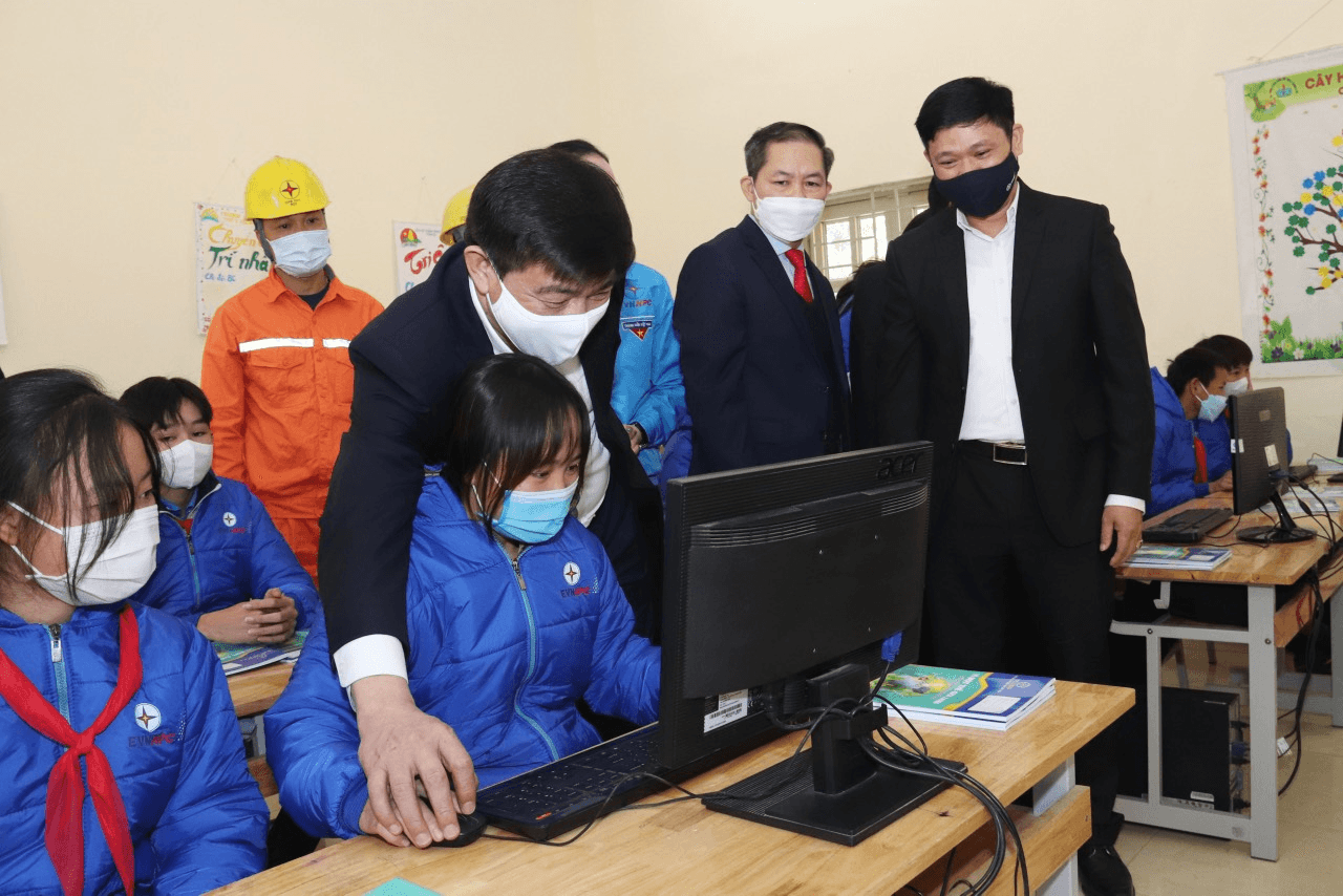 Tiếp sức cho học sinh vùng cao
