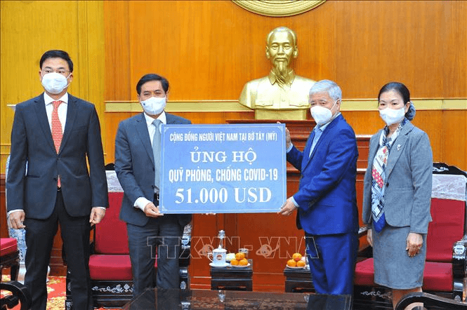 Trao 3 tỷ đồng của kiều bào ủng hộ công tác phòng, chống dịch