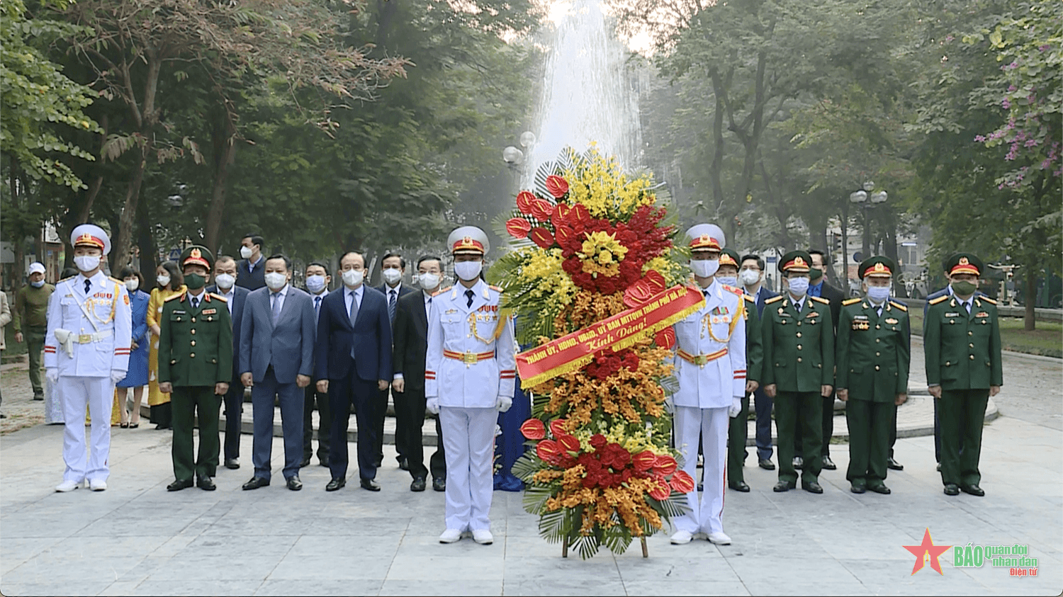 Dâng hoa kỷ niệm 75 năm Ngày Toàn quốc kháng chiến