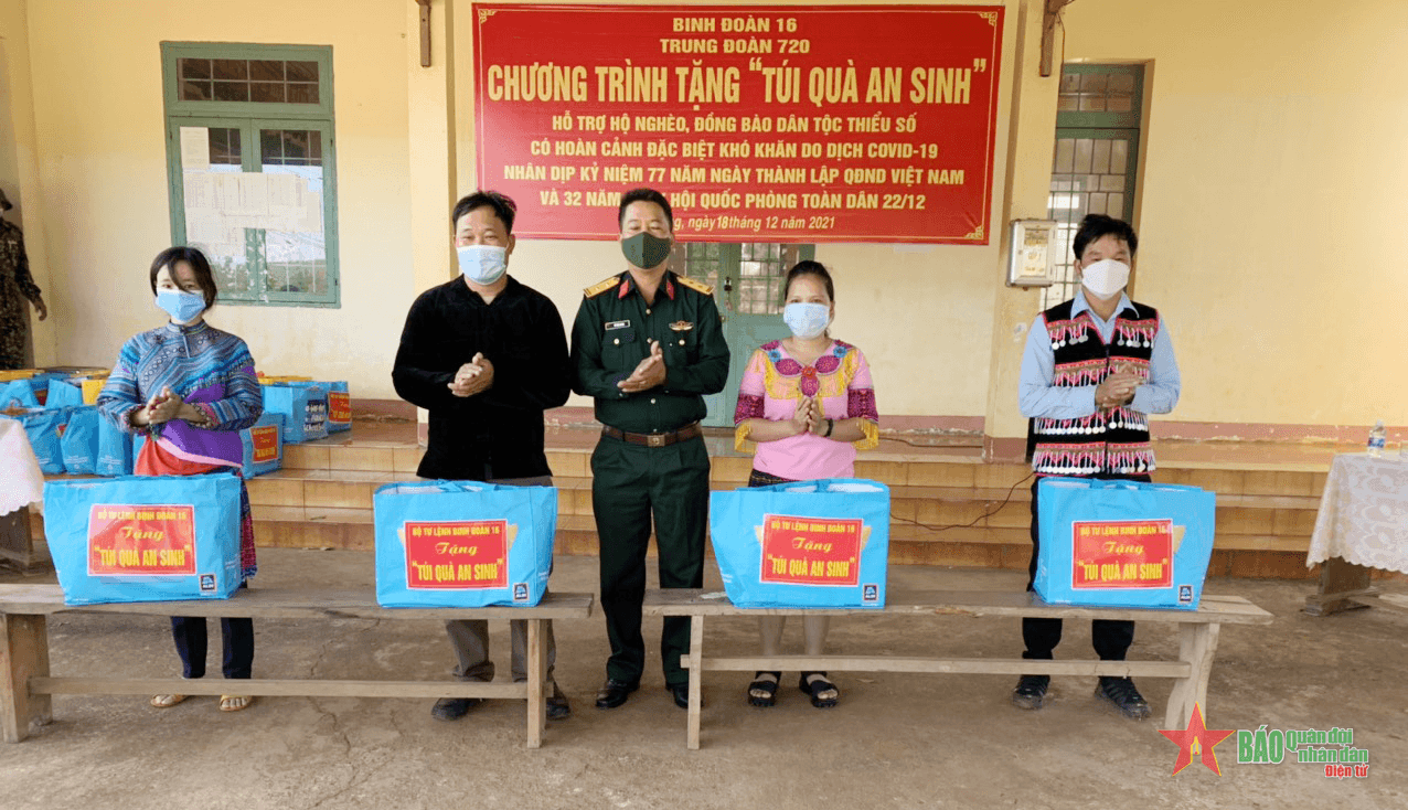 Binh đoàn 16 tặng quà các gia đình trên địa bàn gặp khó khăn do ảnh hưởng dịch Covid-19