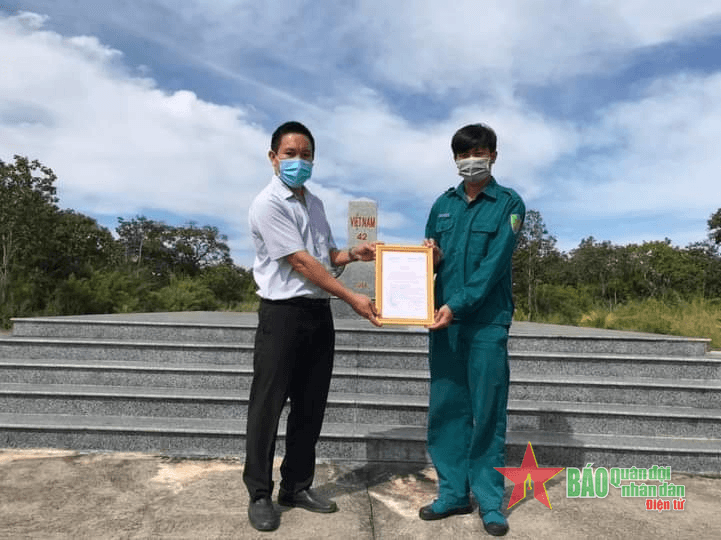Kết nạp Đảng bên cột mốc chủ quyền