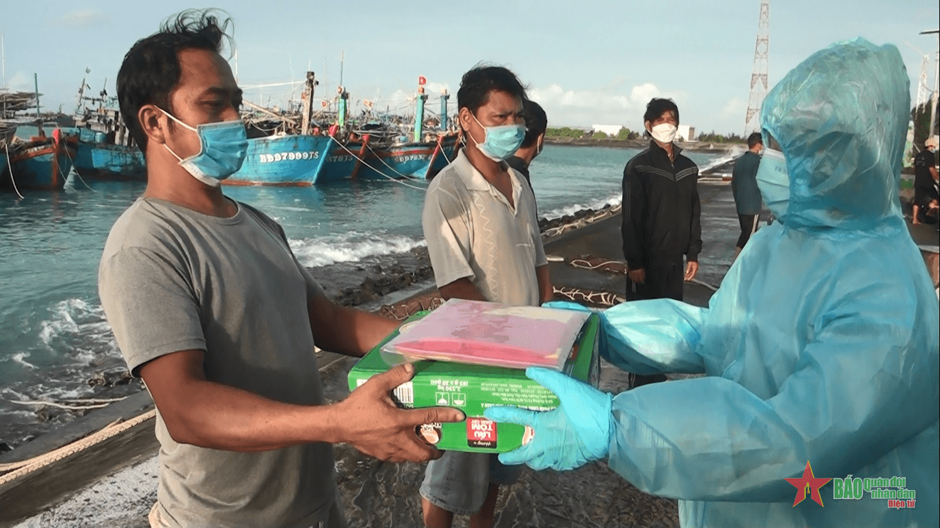 Đảo Sinh Tồn trao tặng cờ Tổ quốc và quà cho ngư dân