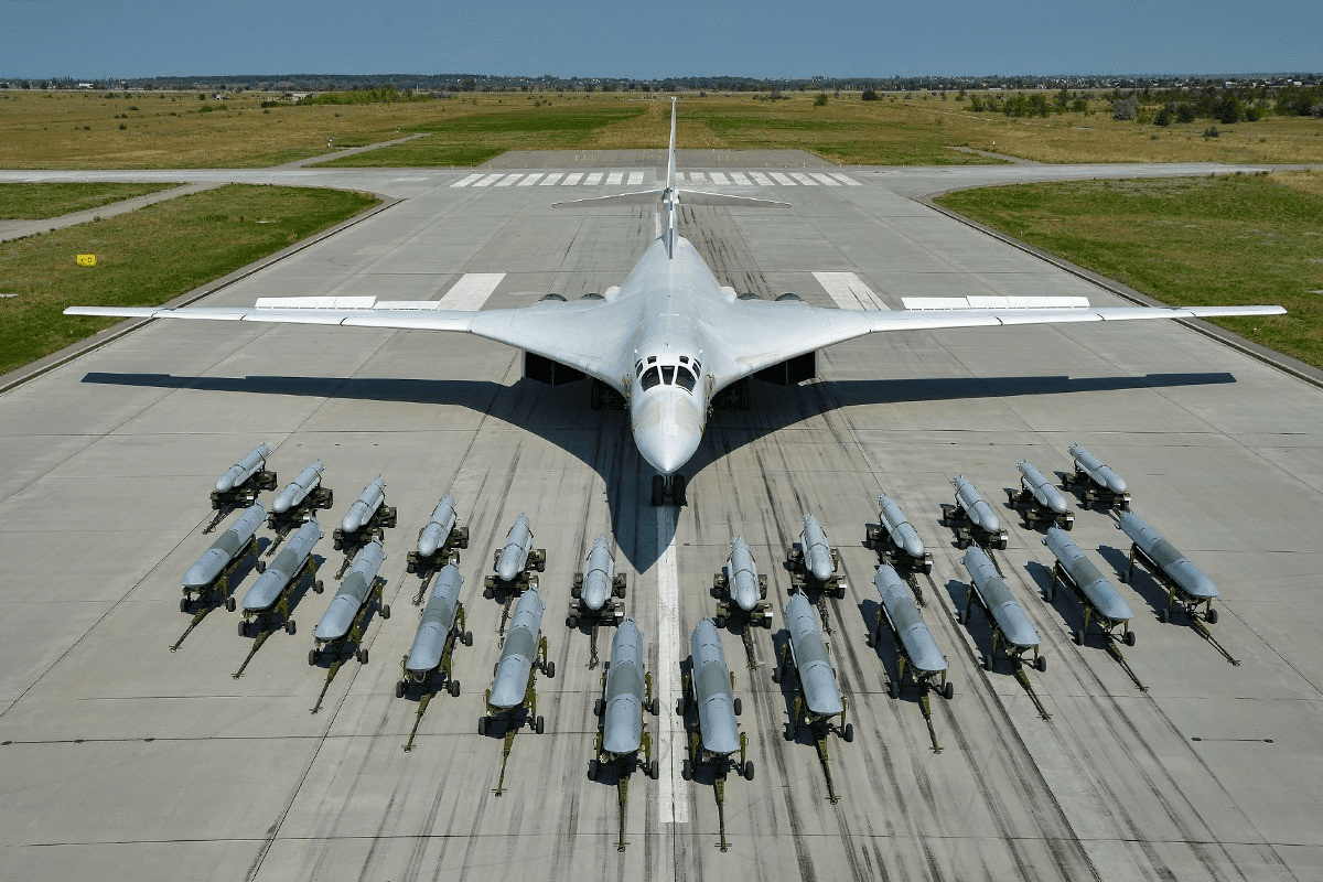 Tại sao “Thiên nga trắng” Tu-160 là máy bay ném bom mạnh nhất thế giới?