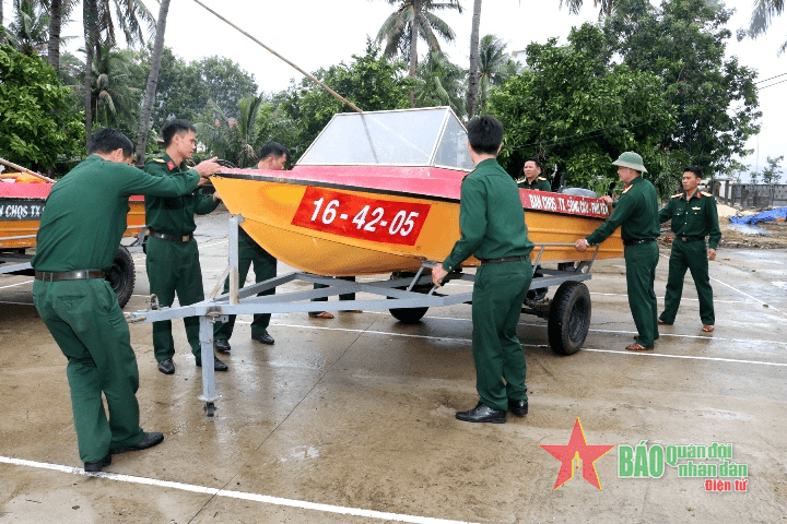 LLVT Quân khu 5: Sát cánh cùng nhân dân chống bão