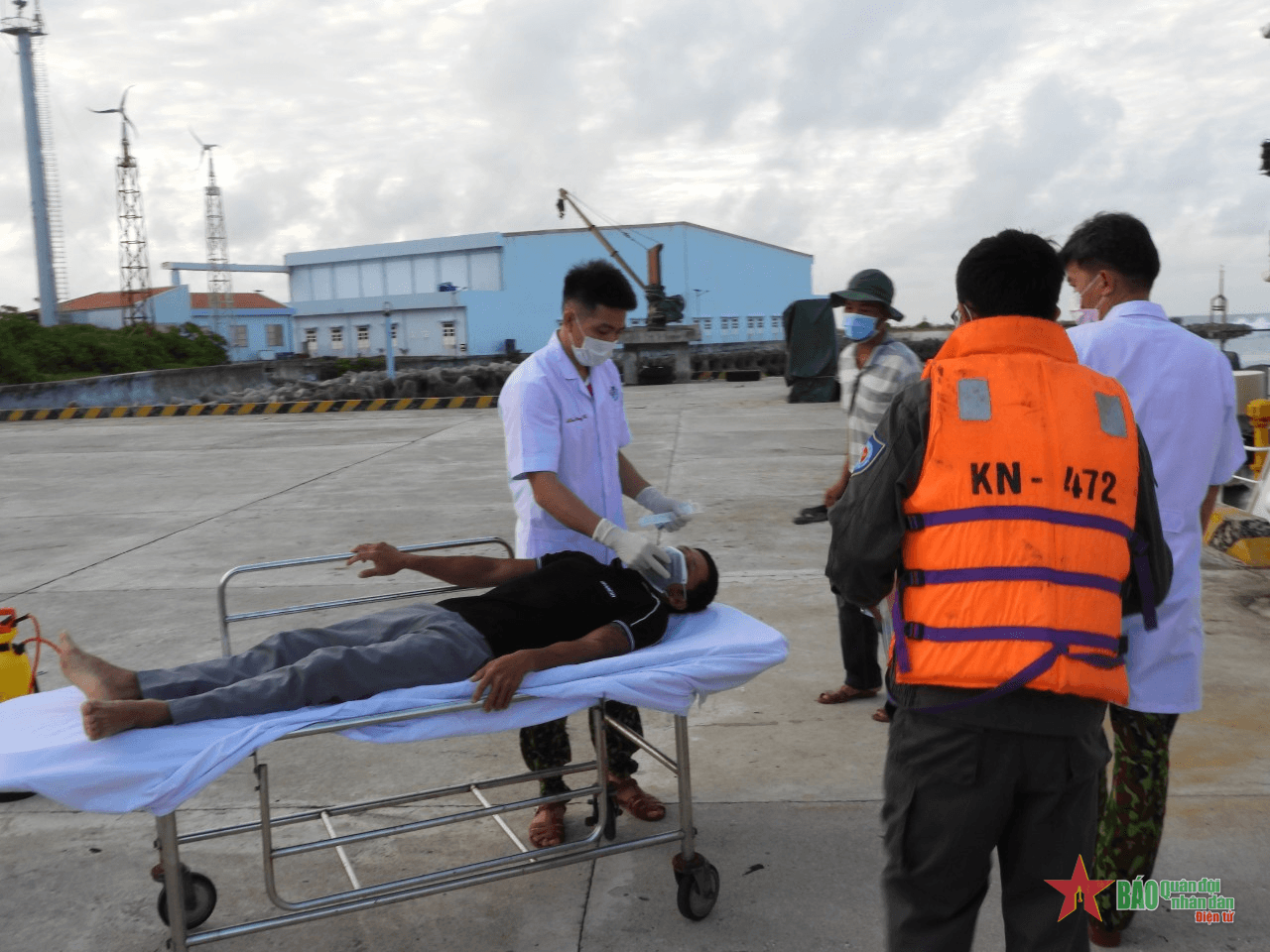 Chi đội Kiểm ngư số 4 đưa bệnh nhân về đảo Trường Sa cấp cứu trong đêm