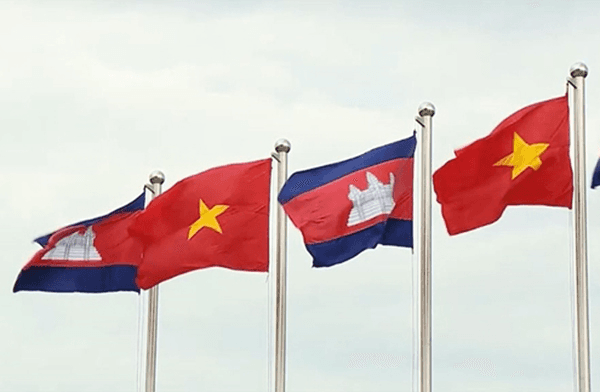 Chủ tịch nước Nguyễn Xuân Phúc lên đường thăm cấp Nhà nước tới Vương quốc Campuchia