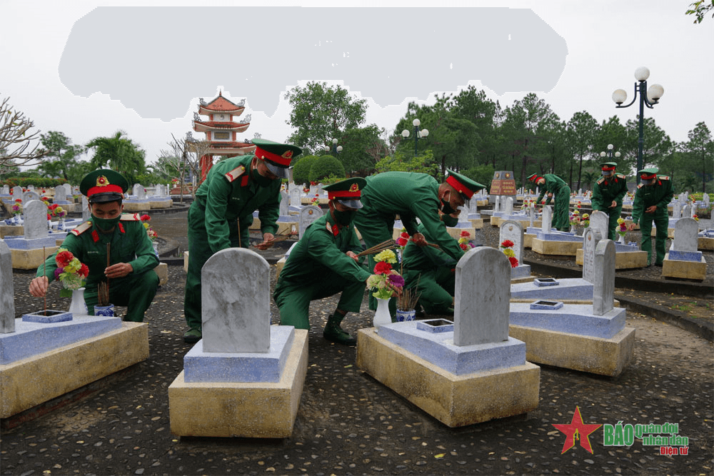 Sư đoàn 968 (Quân khu 4): Chiến sĩ xuất ngũ năm 2022 dâng hương, tham quan địa chỉ đỏ