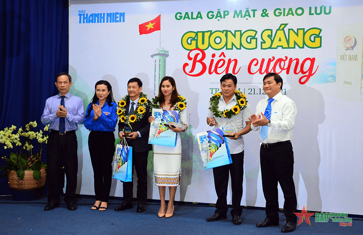 Tuyên dương 10 điển hình “Gương sáng biên cương”