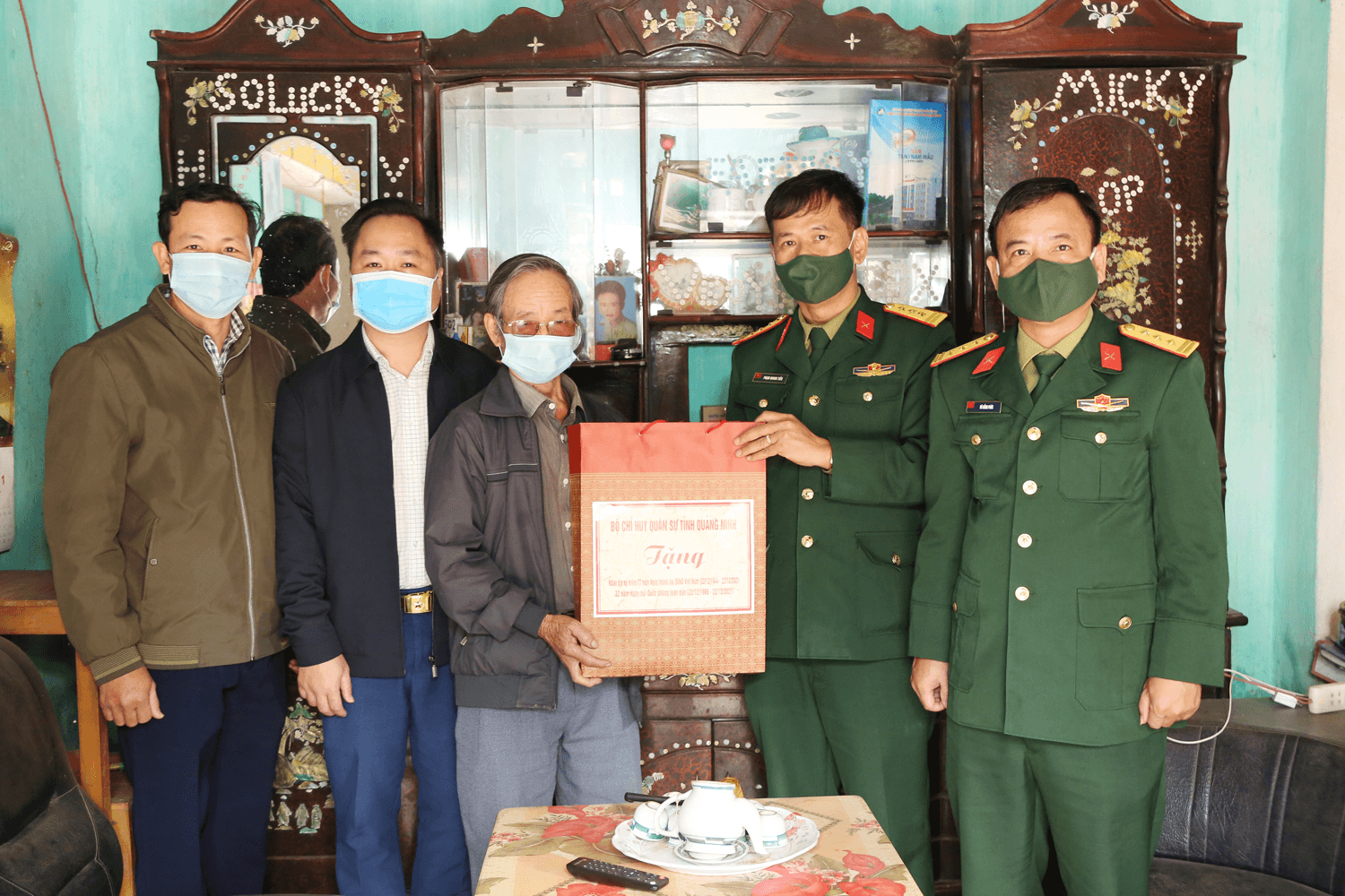 Quảng Ninh thăm, tặng quà gia đình chính sách, người có công