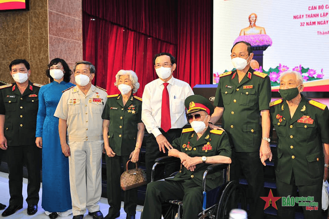 TP Hồ Chí Minh gặp mặt cán bộ cao cấp quân đội nghỉ hưu