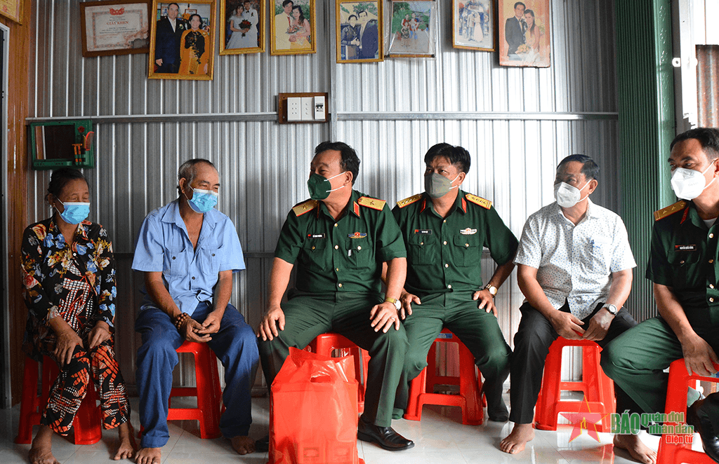 Quân khu 9 thăm, tặng quà gia đình chính sách, hộ nghèo tại An Giang