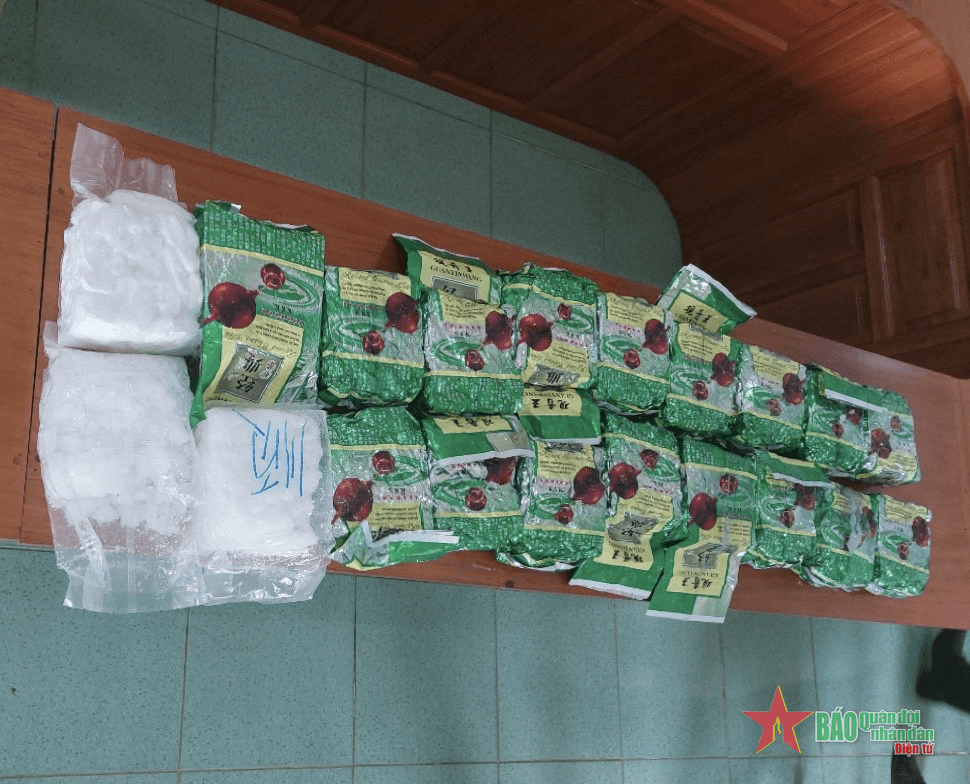 Phát hiện, thu giữ gần 20kg nghi là ma túy trôi dạt trên biển