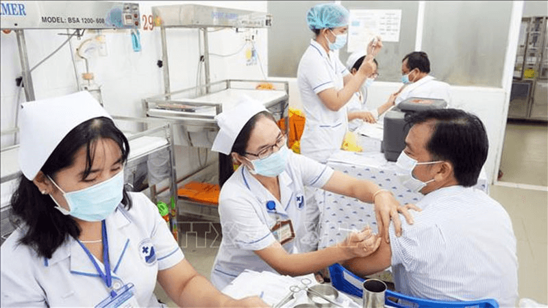 Thủ tướng chỉ đạo tăng cường tiêm chủng, phủ mũi 3 cho người lớn trong quý I-2022