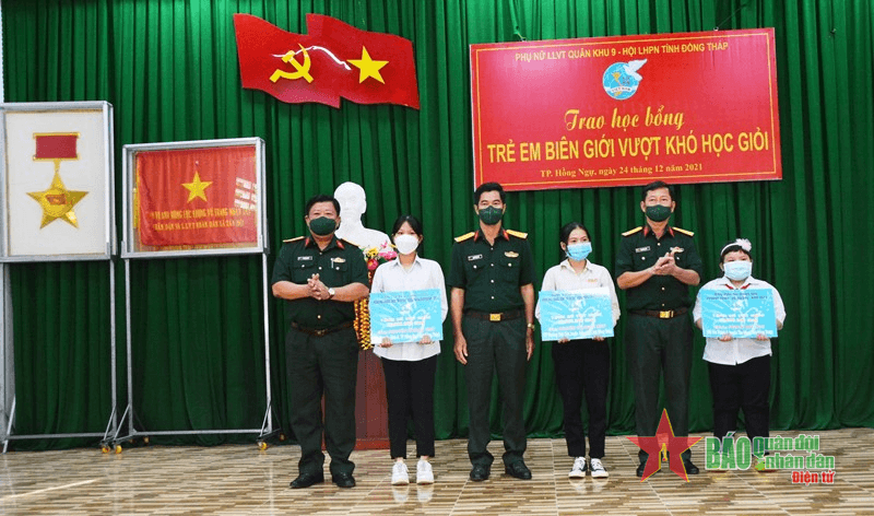Quân khu 9 tặng quà tại địa bàn biên giới tỉnh Đồng Tháp