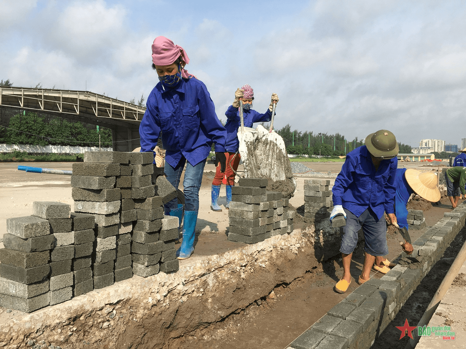 Mưu sinh bên những công trình xây dựng